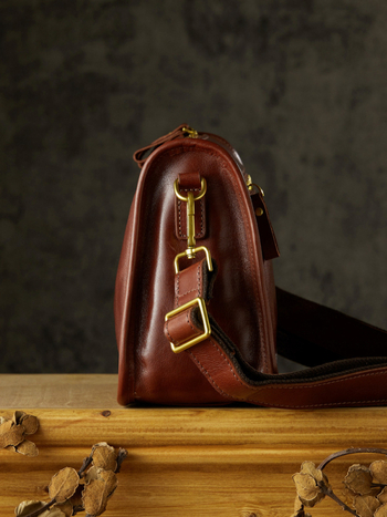 Vīriešu pleca soma no īstas ādas, pirmās kārtas liellopa āda, poliestera odere, elpojoša.