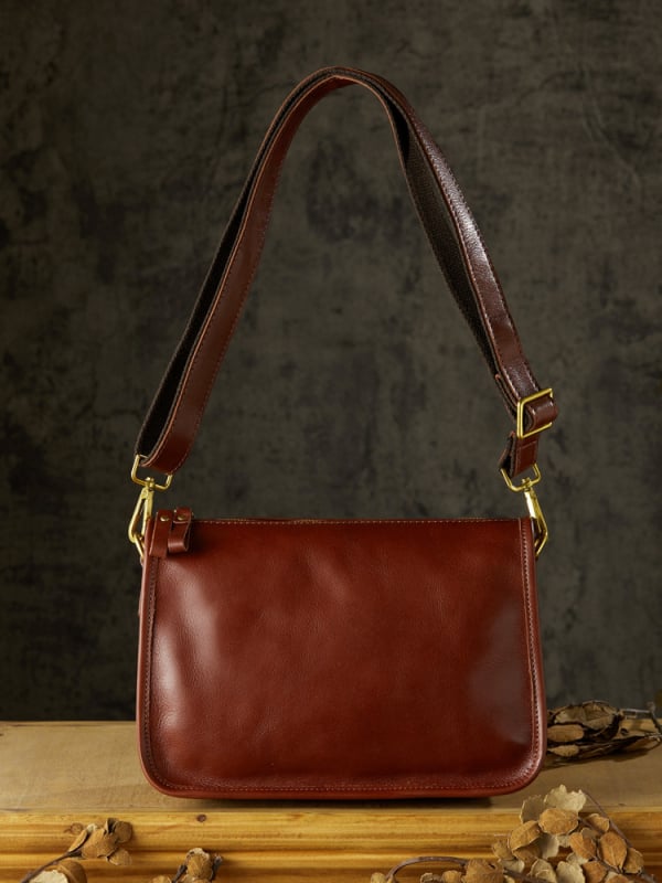 Vīriešu pleca soma no īstas ādas, pirmās kārtas liellopa āda, poliestera odere, elpojoša.