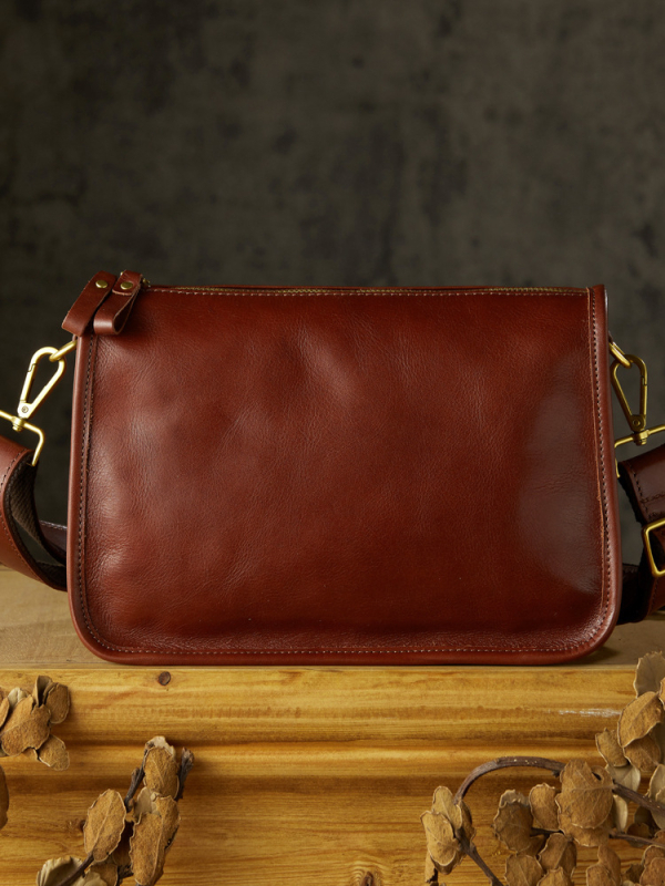 Vīriešu pleca soma no īstas ādas, pirmās kārtas liellopa āda, poliestera odere, elpojoša.