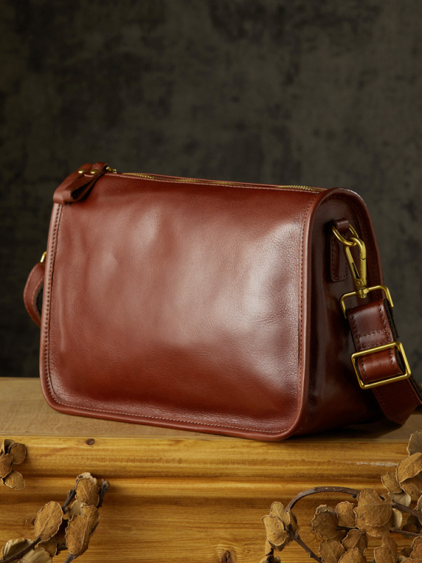 Vīriešu pleca soma no īstas ādas, pirmās kārtas liellopa āda, poliestera odere, elpojoša.