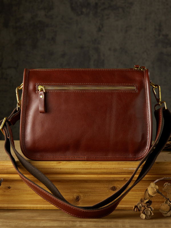 Vīriešu pleca soma no īstas ādas, pirmās kārtas liellopa āda, poliestera odere, elpojoša.