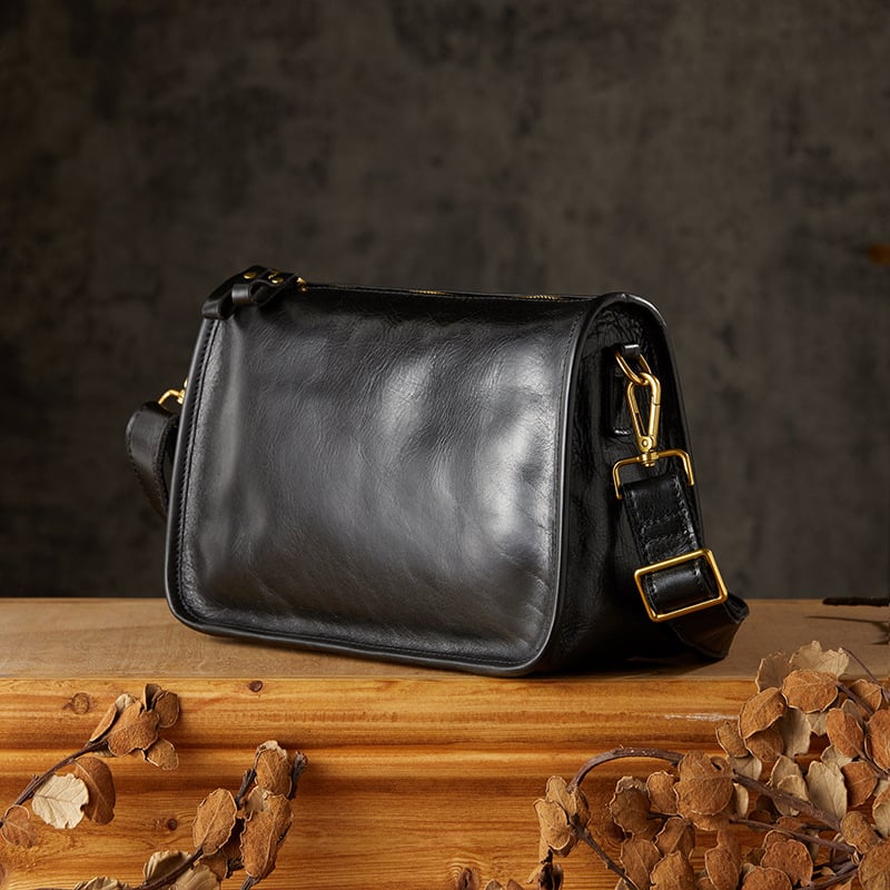 Vīriešu pleca soma no īstas ādas, pirmās kārtas liellopa āda, poliestera odere, elpojoša.