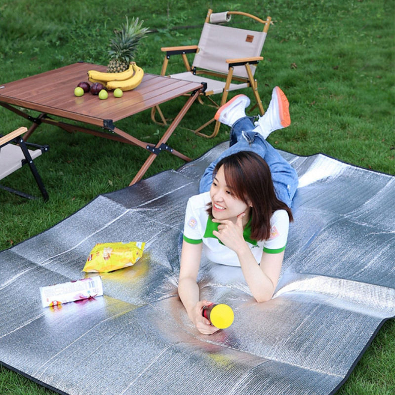 Alumīnija plēves EVA kempinga paklājs — abpusēji mitrumizturīgs, ūdensizturīgs, aukstumizturīgs; svars 0,3 kg; piemērots 4-8 personām