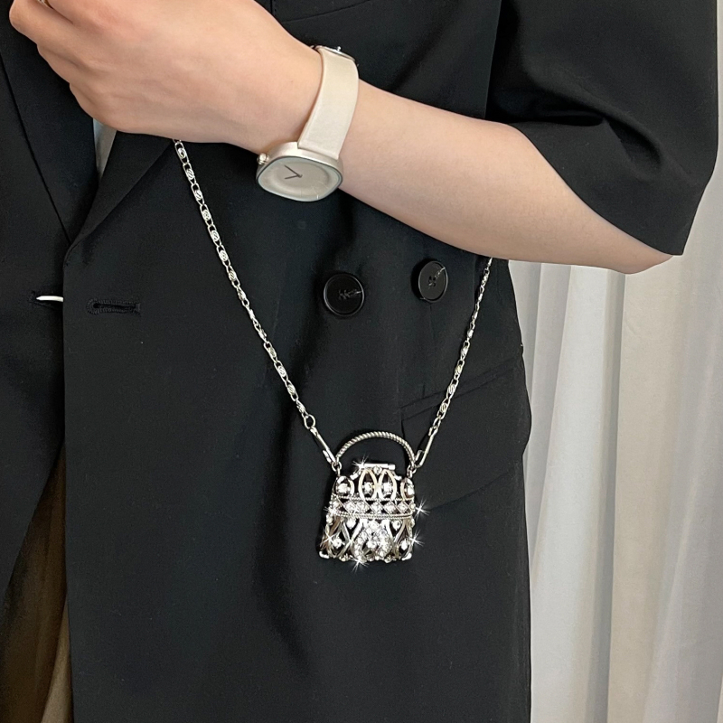 Utcai stílusú fém kiegészítő táska, függőleges négyszögletes forma, fedéllel és crossbody pánttal