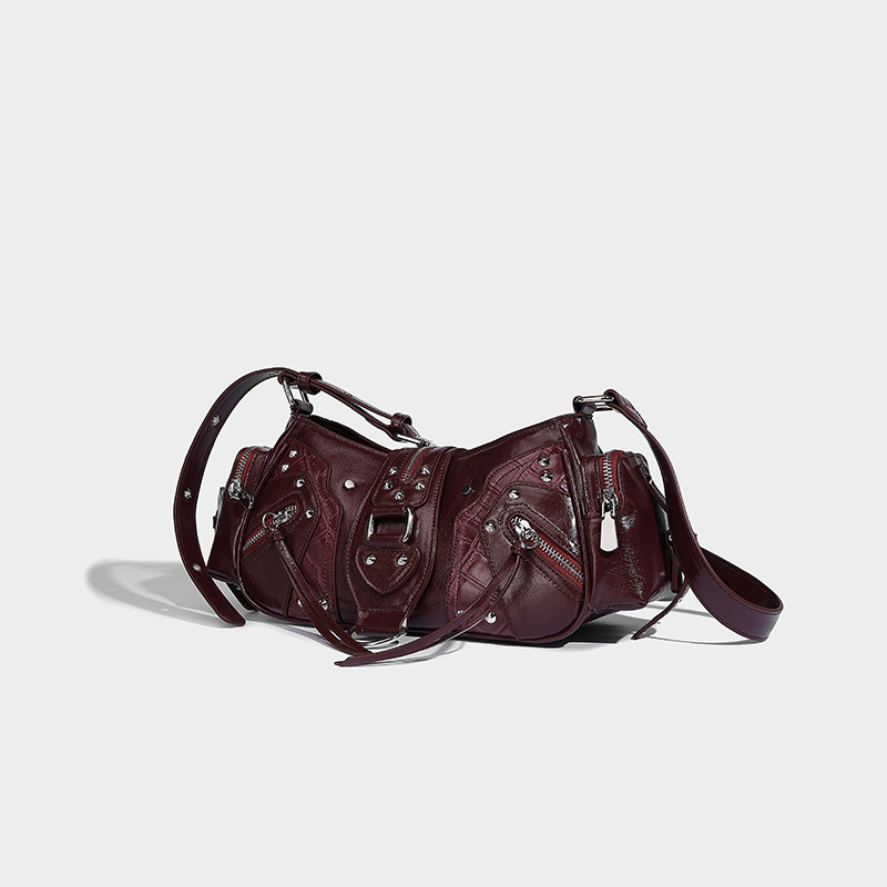 Szegecses díszítésű crossbody táska PU bőr, poliészter bélés, vízszintes négyzet alak, cipzáras nyitás, egy vállpánt