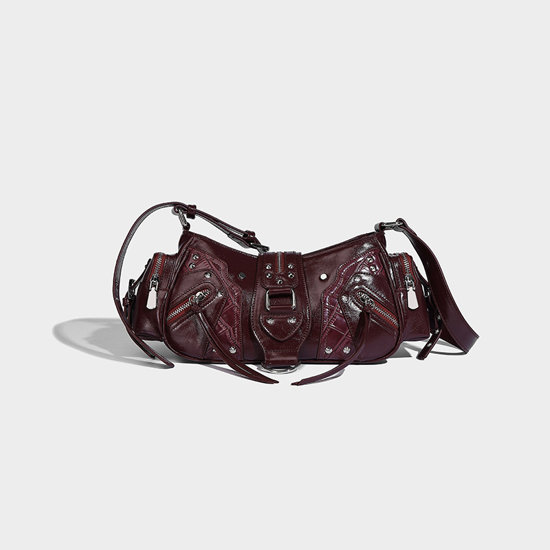 Szegecses díszítésű crossbody táska PU bőr, poliészter bélés, vízszintes négyzet alak, cipzáras nyitás, egy vállpánt