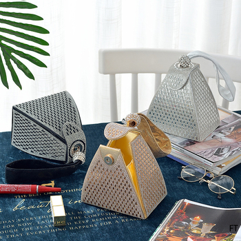 Dijamantna večernja torba — trokutasti oblik (Materijal: sintetička koža; Podstava: sintetička koža; Zatvaranje: magnetska kopča; Unutarnji džep za mobitel)