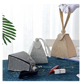 Διαμαντένια βραδινή τσάντα — τριγωνικό σχήμα (Υλικό: συνθετικό δέρμα; Επένδυση: συνθετικό δέρμα; Κλείσιμο: μαγνητικό κούμπωμα; Εσωτερική θήκη για κινητό)