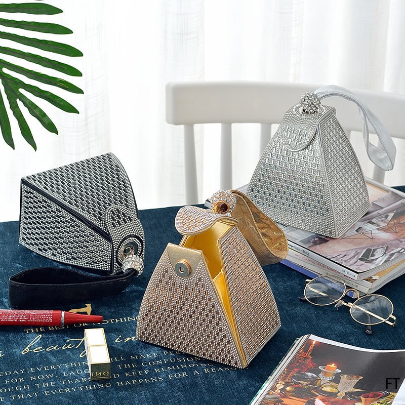 Dijamantna večernja torba — trokutasti oblik (Materijal: sintetička koža; Podstava: sintetička koža; Zatvaranje: magnetska kopča; Unutarnji džep za mobitel)