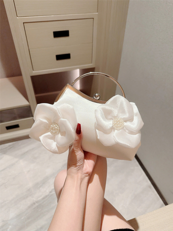 Γυναικεία σατέν βραδινή τσάντα με διακόσμηση λουλουδιών, οριζόντιου τετράγωνου σχήματος, ανοιχτό επάνω, θήκη κινητού και ταυτότητας