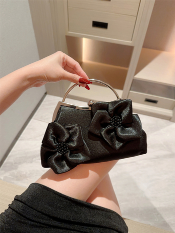 Γυναικεία σατέν βραδινή τσάντα με διακόσμηση λουλουδιών, οριζόντιου τετράγωνου σχήματος, ανοιχτό επάνω, θήκη κινητού και ταυτότητας