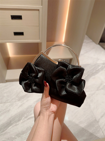 Γυναικεία σατέν βραδινή τσάντα με διακόσμηση λουλουδιών, οριζόντιου τετράγωνου σχήματος, ανοιχτό επάνω, θήκη κινητού και ταυτότητας