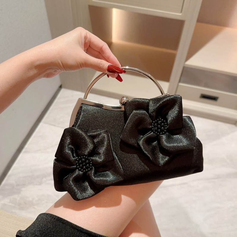 Γυναικεία σατέν βραδινή τσάντα με διακόσμηση λουλουδιών, οριζόντιου τετράγωνου σχήματος, ανοιχτό επάνω, θήκη κινητού και ταυτότητας