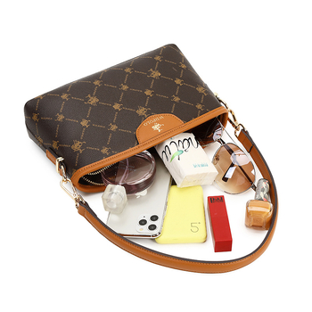 Γυναικεία τσάντα PVC, μικρή τετράγωνη μορφή, με διπλό λουρί, κλείσιμο με φερμουάρ, εσωτερικά διαμερίσματα (διαμερισμός με φερμουάρ, θήκη για κινητό) — W/.D.POLO, μοντέλο 8803