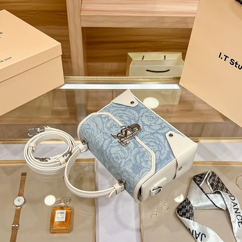 Box bag – Αστικός μινιμαλισμός, Γνήσιο δέρμα, Οριζόντιο τετράγωνο σχήμα, Άνοιγμα με λουκέτο