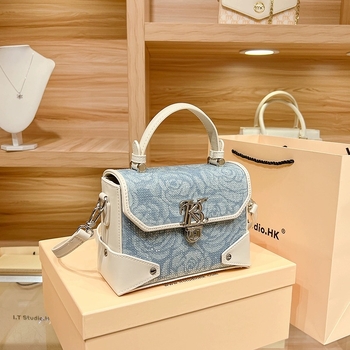 Box bag – Αστικός μινιμαλισμός, Γνήσιο δέρμα, Οριζόντιο τετράγωνο σχήμα, Άνοιγμα με λουκέτο