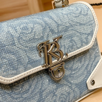 Box bag – Αστικός μινιμαλισμός, Γνήσιο δέρμα, Οριζόντιο τετράγωνο σχήμα, Άνοιγμα με λουκέτο