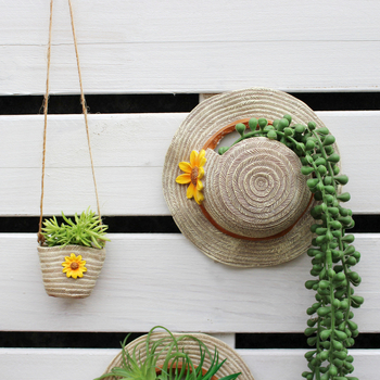 Стенен цветарник за градина, с мотив шапка и саксия; гравиране и полиране; IP одобрен дизайн; подходящ за подарък