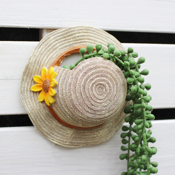 Стенен цветарник за градина, с мотив шапка и саксия; гравиране и полиране; IP одобрен дизайн; подходящ за подарък