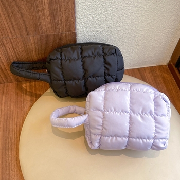 Poliesterinis makiažo ir raštinės maišelis, horizontalaus kvadrato formos, užtrauktukas, vidinė kišenė mobiliam telefonui, miesto minimalistinis stilius