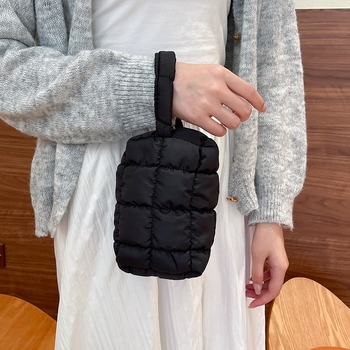 Poliesterinis makiažo ir raštinės maišelis, horizontalaus kvadrato formos, užtrauktukas, vidinė kišenė mobiliam telefonui, miesto minimalistinis stilius