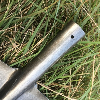 Sniego kastuvė Golden Dragon su aukštos anglies plieno galvute ir medine rankena, skirta medžiagų metimui.