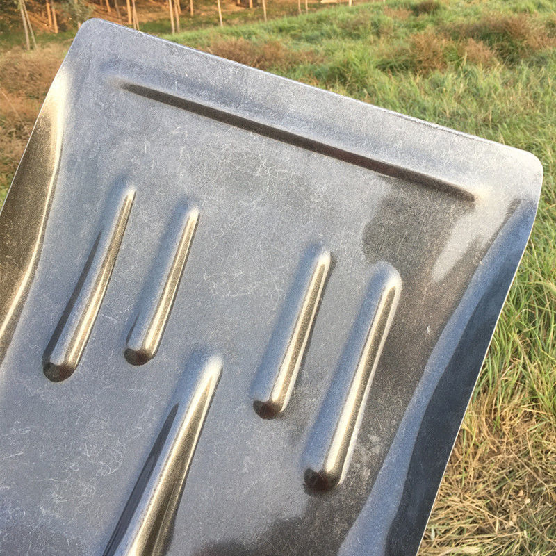 Sniego kastuvė Golden Dragon su aukštos anglies plieno galvute ir medine rankena, skirta medžiagų metimui.