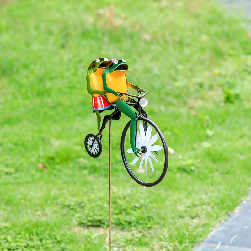 Broască pe bicicletă, ornament de grădină din fier forjat