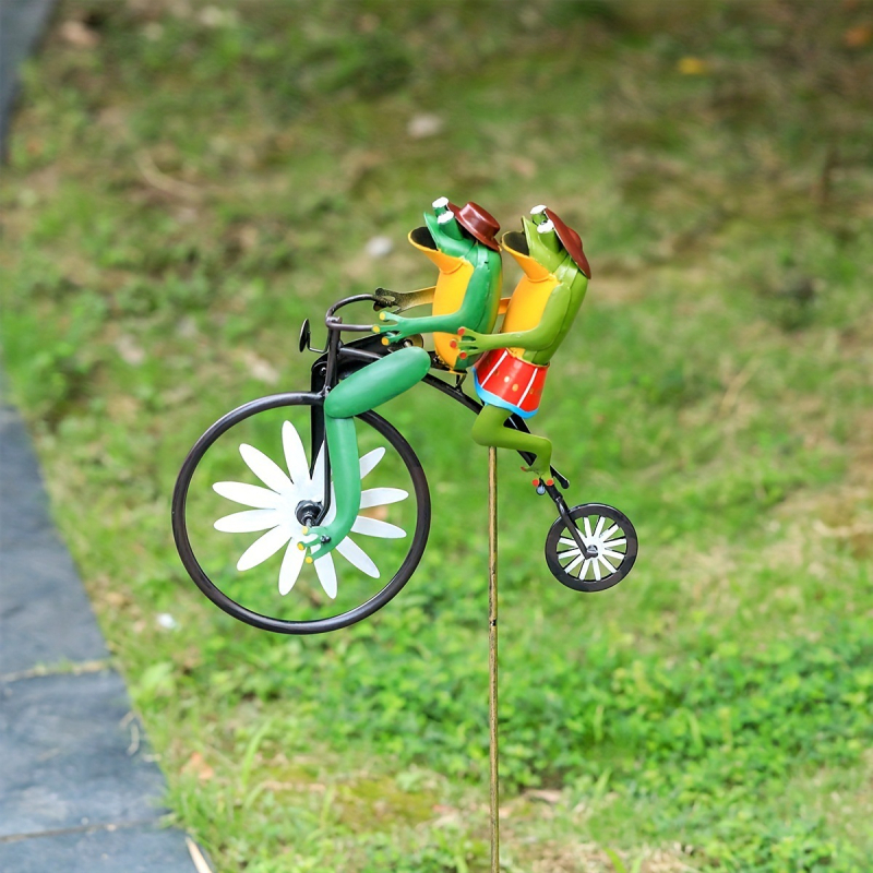 Broască pe bicicletă, ornament de grădină din fier forjat