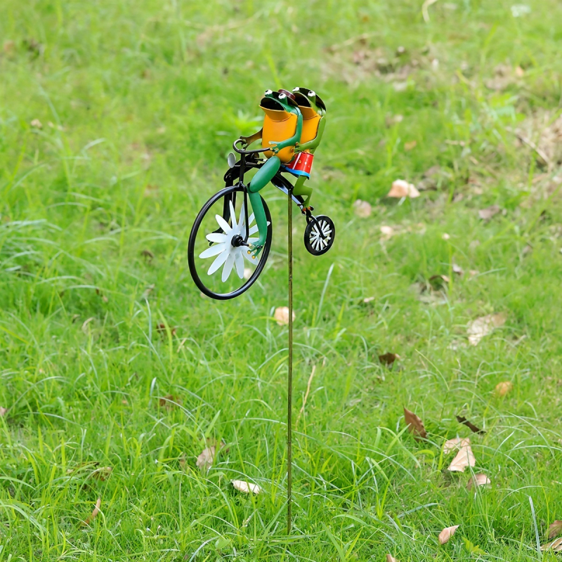 Broască pe bicicletă, ornament de grădină din fier forjat