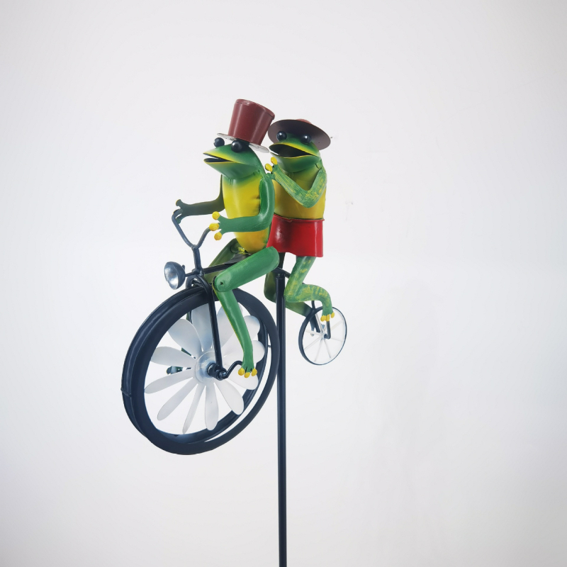 Broască pe bicicletă, ornament de grădină din fier forjat