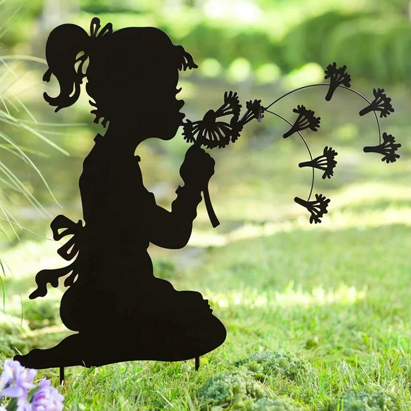 Fém kerti sziluett: pitypang lány és halászó fiú, pastórális stílusú kültéri szobor