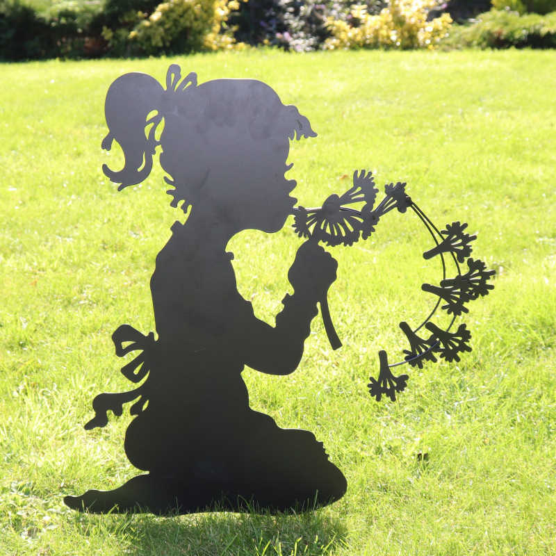 Fém kerti sziluett: pitypang lány és halászó fiú, pastórális stílusú kültéri szobor