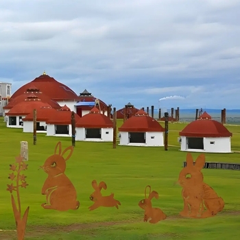 Οξειδωμένο μεταλλικό λαγουδάκι του Πάσχα με σιλουέτα αυγού — κηπουρικό διακοσμητικό αντικείμενο