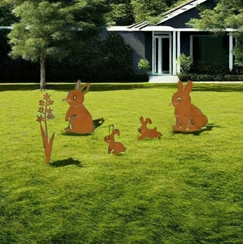 Iepure de Paște din metal ruginit, siluetă de ou — ornament pentru grădină