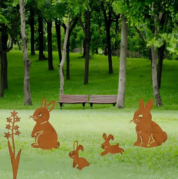 Iepure de Paște din metal ruginit, siluetă de ou — ornament pentru grădină