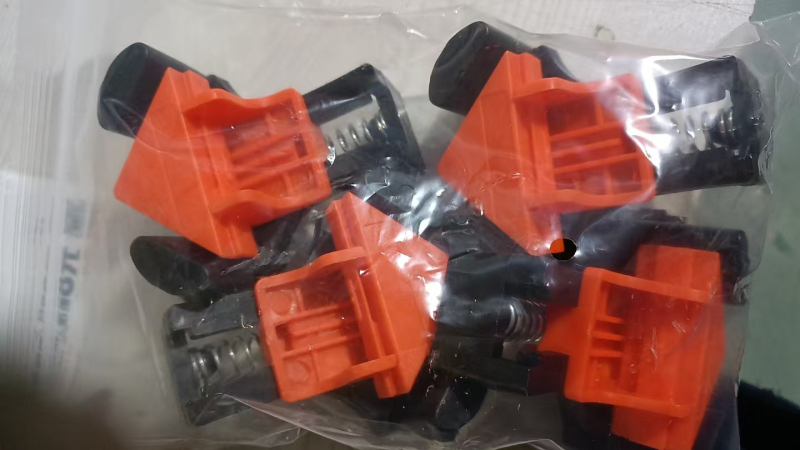 Strong times ABS plastični držač za drvo – pravokutni držač za pričvršćivanje