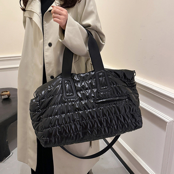 Τσάντα Tote από diving-cloth, πολυεστερική επένδυση, οριζόντιο τετράγωνo σχήμα, κλείσιμο με φερμουάρ και εσωτερική τσέπη με φερμουάρ