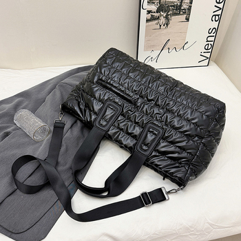 Τσάντα Tote από diving-cloth, πολυεστερική επένδυση, οριζόντιο τετράγωνo σχήμα, κλείσιμο με φερμουάρ και εσωτερική τσέπη με φερμουάρ