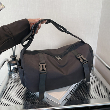 Τσάντα ώμου από καμβά με street-trend σχεδιασμό, κλείσιμο με φερμουάρ, εσωτερική patch τσέπη και διπλούς ιμάντες ώμου