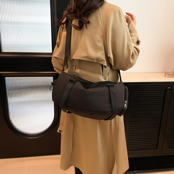 Τσάντα ώμου από καμβά με street-trend σχεδιασμό, κλείσιμο με φερμουάρ, εσωτερική patch τσέπη και διπλούς ιμάντες ώμου