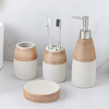 Keraminis vonios komplektas iš keturių dalių su losijono buteliuku ir muilo indeliu, medienos rašto dizainas