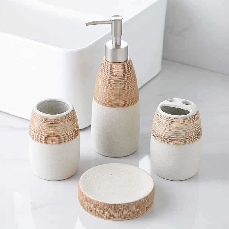 Keraminis vonios komplektas iš keturių dalių su losijono buteliuku ir muilo indeliu, medienos rašto dizainas
