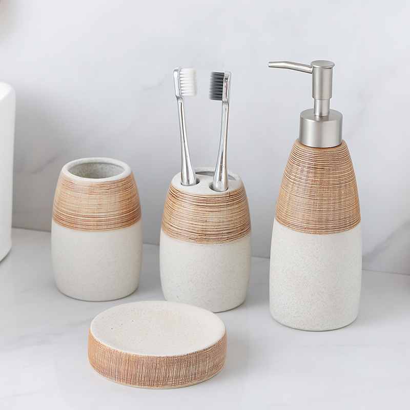 Keraminis vonios komplektas iš keturių dalių su losijono buteliuku ir muilo indeliu, medienos rašto dizainas