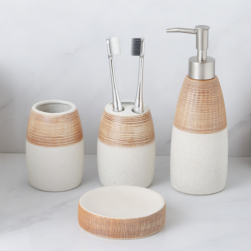 Keraminis vonios komplektas iš keturių dalių su losijono buteliuku ir muilo indeliu, medienos rašto dizainas