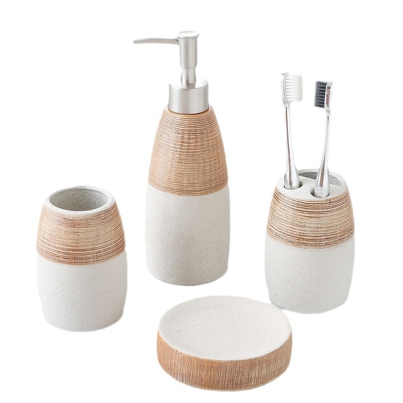 Keraminis vonios komplektas iš keturių dalių su losijono buteliuku ir muilo indeliu, medienos rašto dizainas
