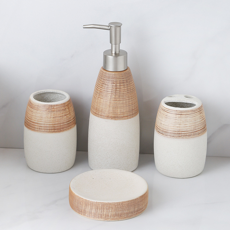 Keraminis vonios komplektas iš keturių dalių su losijono buteliuku ir muilo indeliu, medienos rašto dizainas