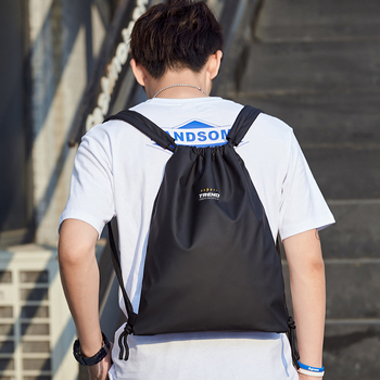 Moterų sportinė kuprinė, nailonas, raidžių raštas, lauko sportui, išleista 2020 m. vasarą.