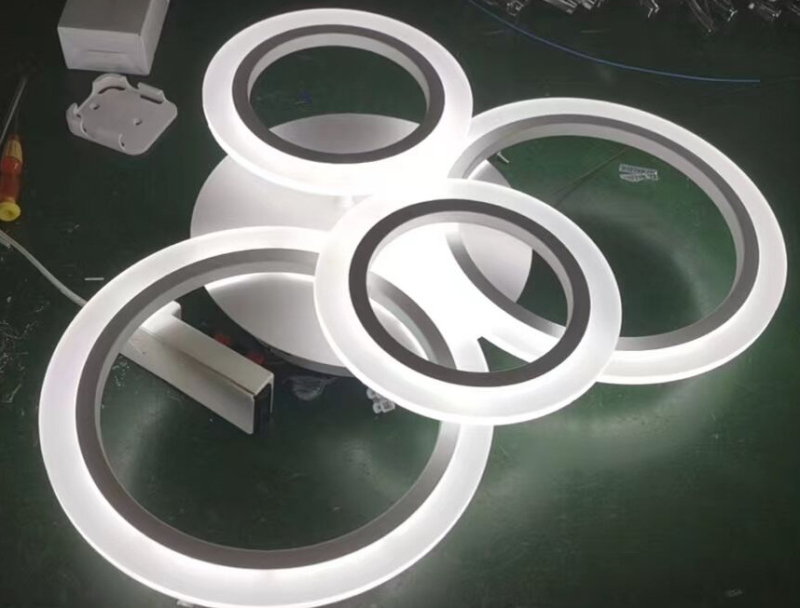 LED lubų šviestuvas – modernus minimalistinis apvalus šviestuvas su akriliniu korpusu ir gaubtu, dengiamas plotas 5–10 m², tarnavimo laikas 30 000 val., modelis CL0019