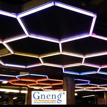 Hexagoninė RGB LED sieninė lemputė, reguliuojama, namams ir parduotuvėms – 90 LED, 8W, 220V, IP54, CRI 85Ra